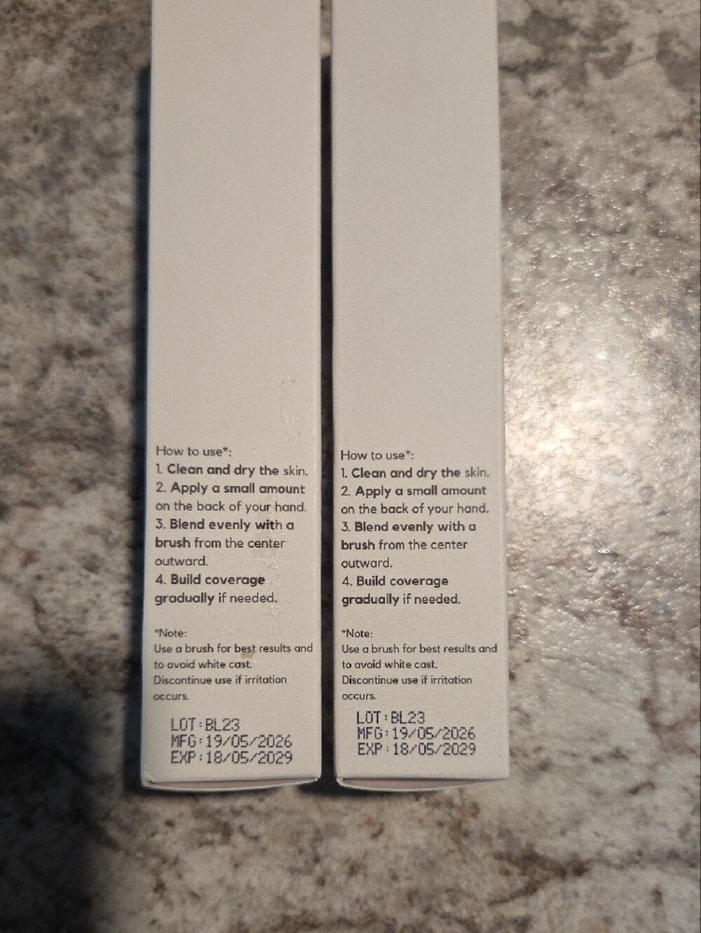 Luxe Foundation Duo with Gold-Tone Brush - White Packaging - Picture 2 of 4
